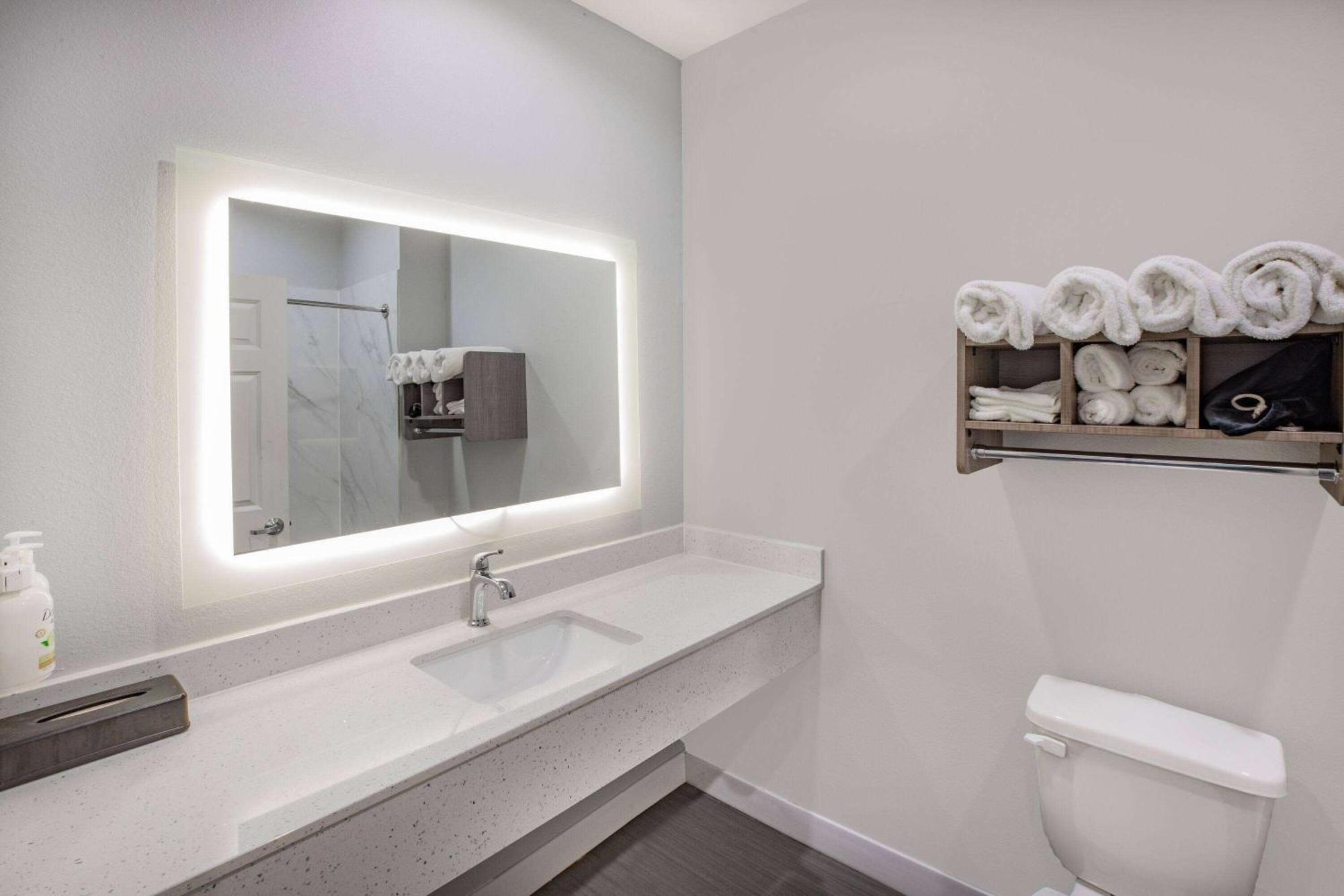 Hotel Baymont By Wyndham Texas Freeport