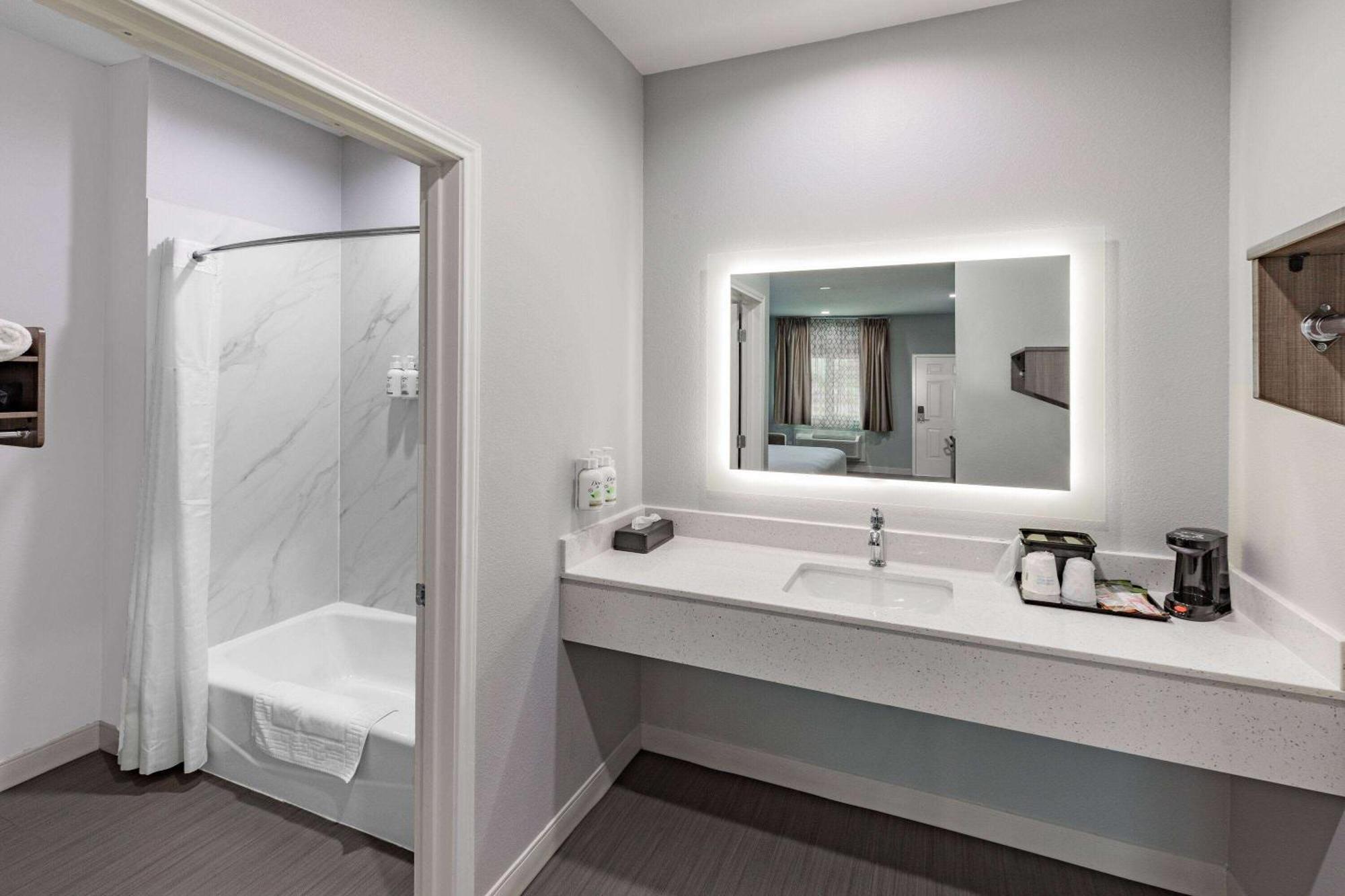 Hotel Baymont By Wyndham Texas Freeport